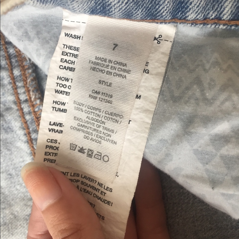 Garage “festival” distressed jean shorts size 7 - Picture 3 of 4